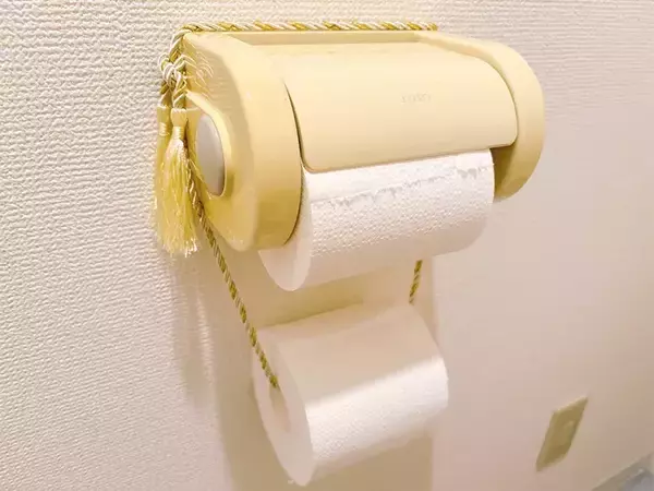 「0円で完成！　家にある『余った紐』でトイレットペーパーホルダーを2連化する裏技」の画像