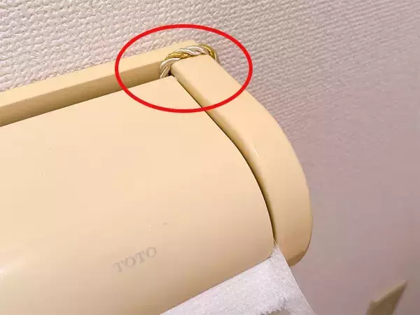 「0円で完成！　家にある『余った紐』でトイレットペーパーホルダーを2連化する裏技」の画像