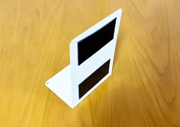 「『ブックエンド』の背面にマグネットを貼るだけ！　完成した「簡易棚」が超便利」の画像