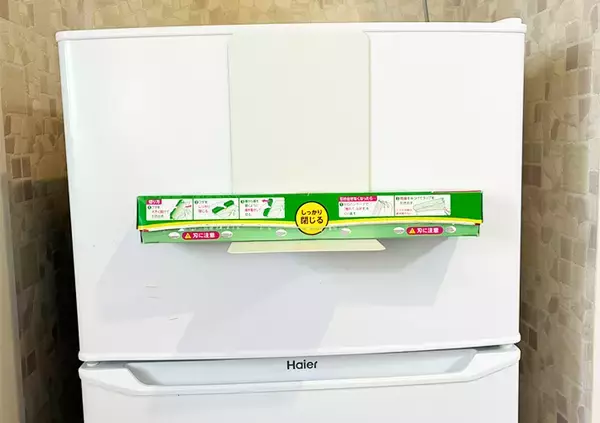 「『ブックエンド』の背面にマグネットを貼るだけ！　完成した「簡易棚」が超便利」の画像