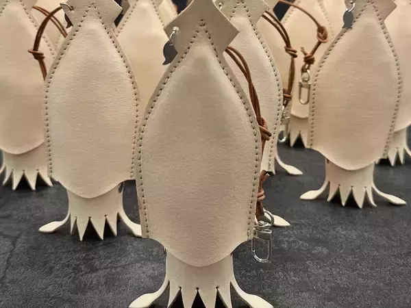 スルメイカのキーケースが本物みたいに『焼ける』？　経年変化した姿に「最高の育ち具合」