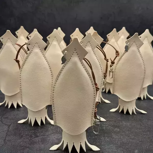 「スルメイカのキーケースが本物みたいに『焼ける』？　経年変化した姿に「最高の育ち具合」」の画像