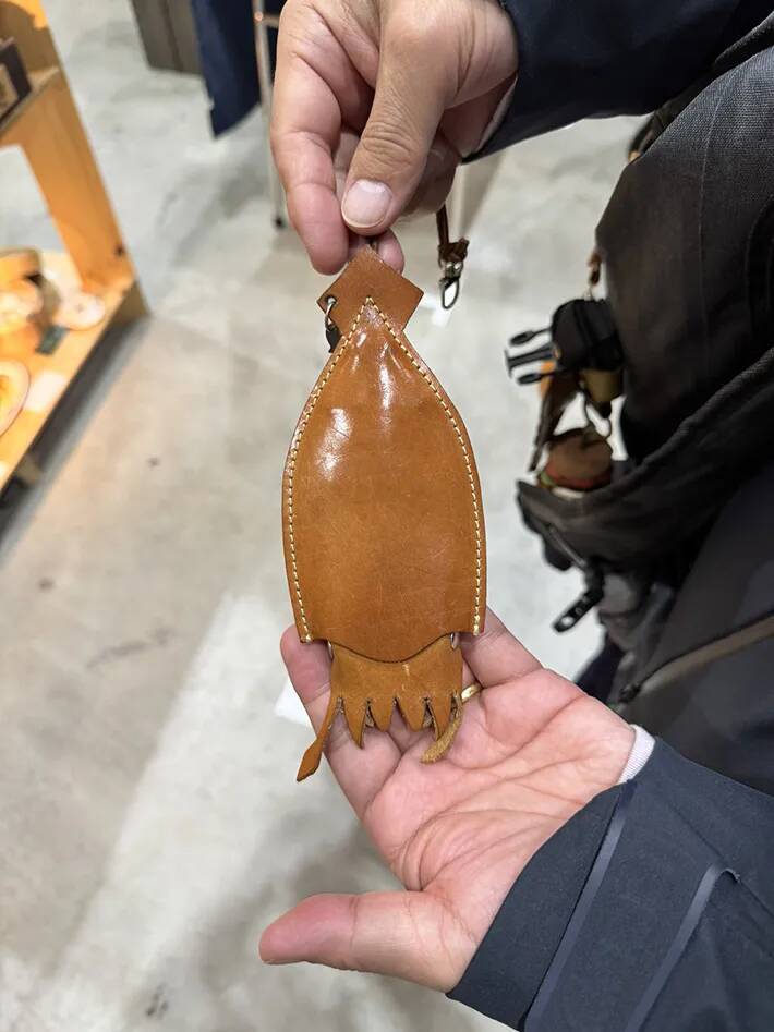 スルメイカのキーケースが本物みたいに『焼ける』？　経年変化した姿に「最高の育ち具合」