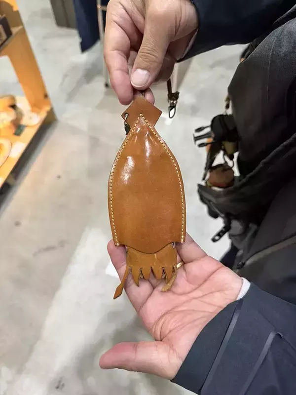 「スルメイカのキーケースが本物みたいに『焼ける』？　経年変化した姿に「最高の育ち具合」」の画像