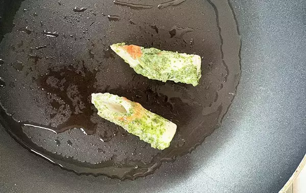 「おにぎりのマンネリ一発解消！　節約食材で作る『天むす風』レシピ」の画像