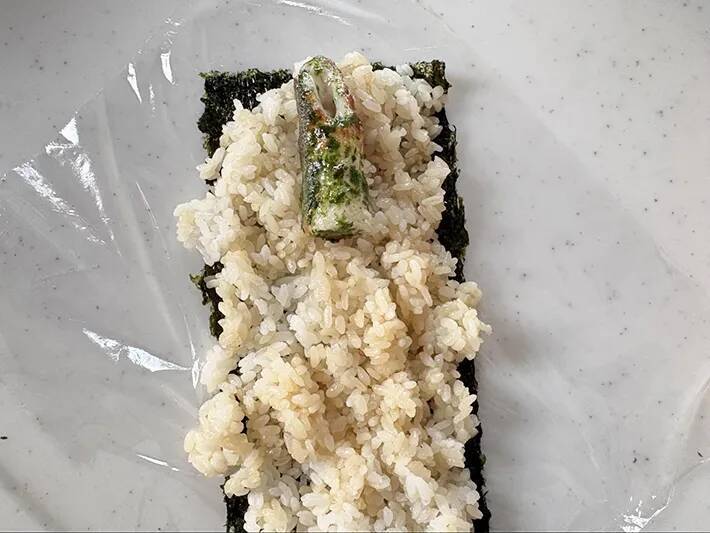 おにぎりのマンネリ一発解消！　節約食材で作る『天むす風』レシピ