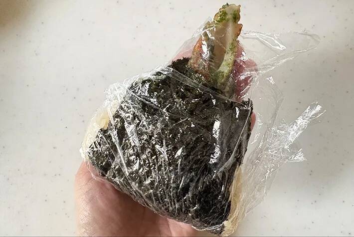 おにぎりのマンネリ一発解消！　節約食材で作る『天むす風』レシピ