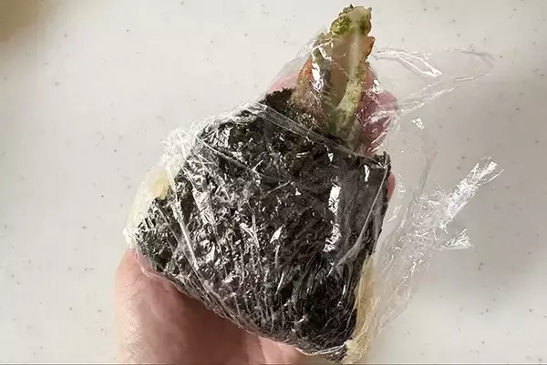 「おにぎりのマンネリ一発解消！　節約食材で作る『天むす風』レシピ」の画像