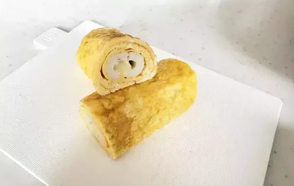「玉子焼きに『1本半』入れてみて！　10分で完成する節約アレンジに、箸が進む！」の画像