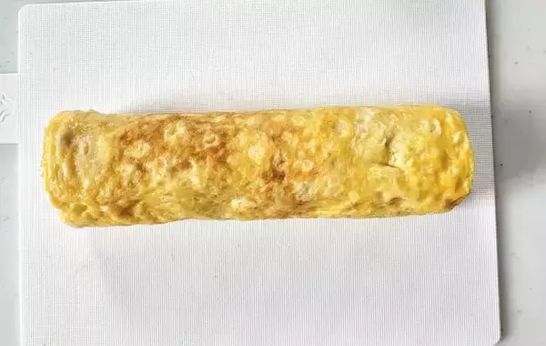 「玉子焼きに『1本半』入れてみて！　10分で完成する節約アレンジに、箸が進む！」の画像