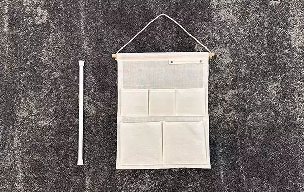 「『ダイソー』のウォールポケットとつっぱり棒を組み合わせると？　10秒DIYで使い勝手と快適性がアップ！」の画像