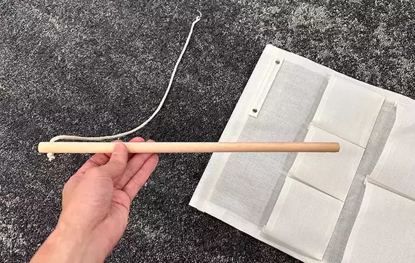「『ダイソー』のウォールポケットとつっぱり棒を組み合わせると？　10秒DIYで使い勝手と快適性がアップ！」の画像