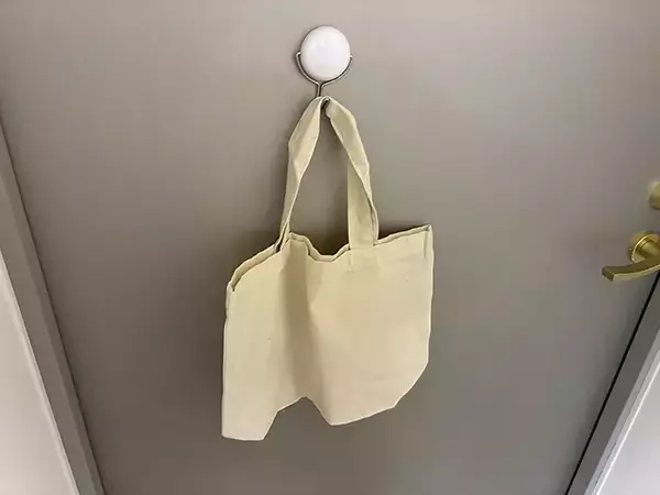 「余ったエコバッグを有効活用！　家中の『収納』で役立つ便利な方法【3選】」の画像