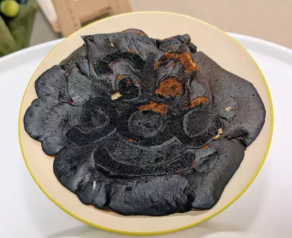 「焦げたパンケーキに反響、なぜなら？　「母親の愛を感じる」「ずっと見てたい」」の画像