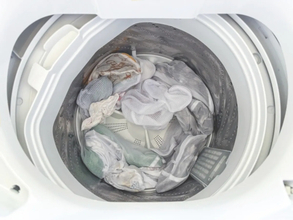 セリアのドライヤーボールが人気急上昇！　「知らなかった」「時短できる」【洗濯テク4選】