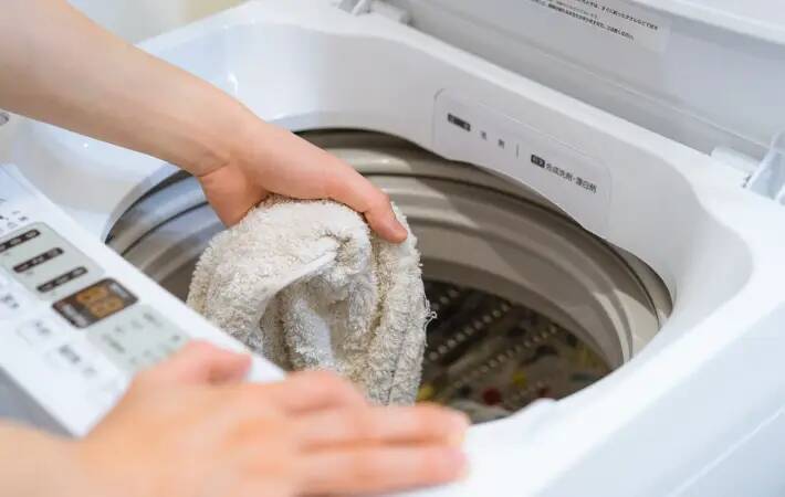 セリアのドライヤーボールが人気急上昇！　「知らなかった」「時短できる」【洗濯テク4選】