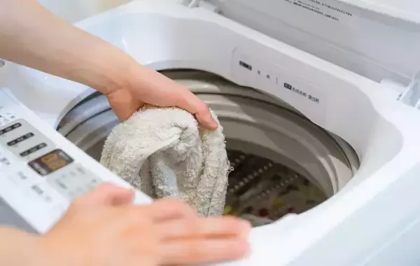 「セリアのドライヤーボールが人気急上昇！　「知らなかった」「時短できる」【洗濯テク4選】」の画像