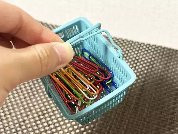 「『ミニチュア買い物かご』に結束バンドを通すと…活用法に「もう1個欲しい」【100均】」の画像