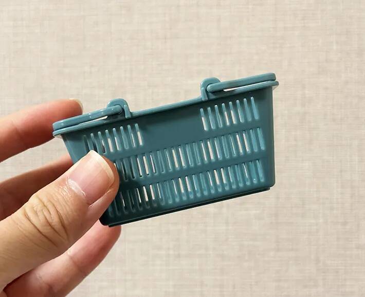 『ミニチュア買い物かご』に結束バンドを通すと…活用法に「もう1個欲しい」【100均】