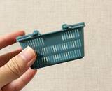 「『ミニチュア買い物かご』に結束バンドを通すと…活用法に「もう1個欲しい」【100均】」の画像2