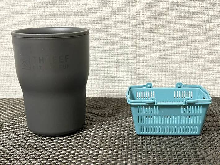 『ミニチュア買い物かご』に結束バンドを通すと…活用法に「もう1個欲しい」【100均】