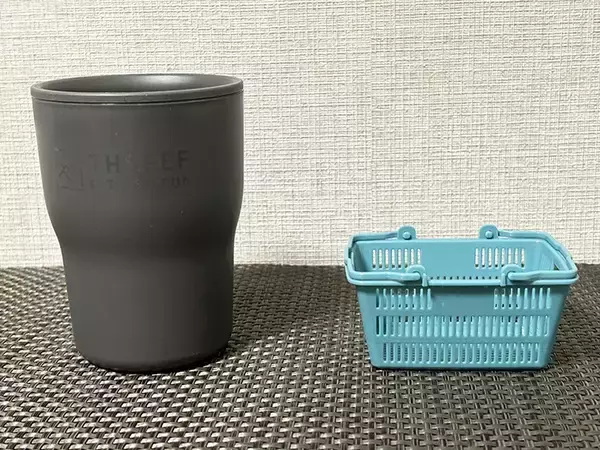 「『ミニチュア買い物かご』に結束バンドを通すと…活用法に「もう1個欲しい」【100均】」の画像