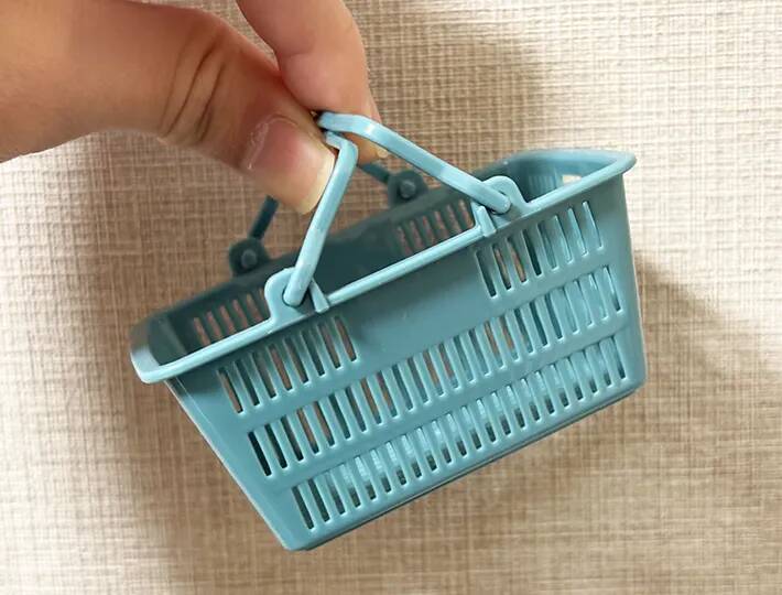 『ミニチュア買い物かご』に結束バンドを通すと…活用法に「もう1個欲しい」【100均】