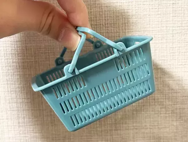 「『ミニチュア買い物かご』に結束バンドを通すと…活用法に「もう1個欲しい」【100均】」の画像