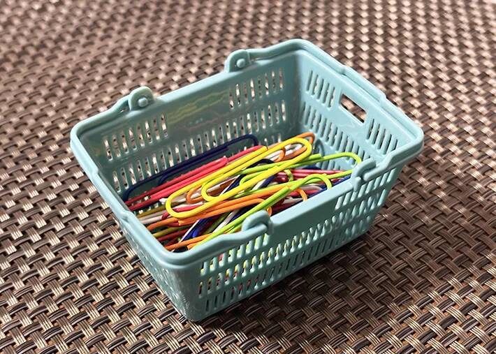 『ミニチュア買い物かご』に結束バンドを通すと…活用法に「もう1個欲しい」【100均】