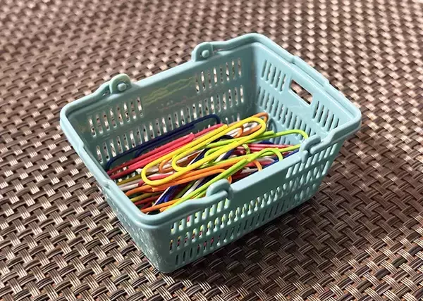 「『ミニチュア買い物かご』に結束バンドを通すと…活用法に「もう1個欲しい」【100均】」の画像