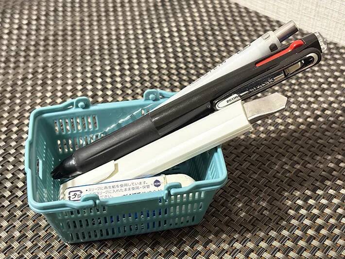 『ミニチュア買い物かご』に結束バンドを通すと…活用法に「もう1個欲しい」【100均】