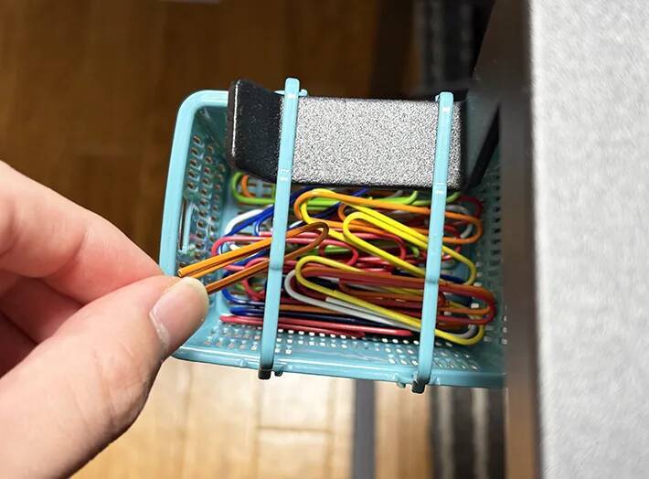 『ミニチュア買い物かご』に結束バンドを通すと…活用法に「もう1個欲しい」【100均】