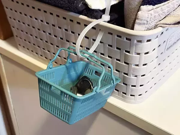 「『ミニチュア買い物かご』に結束バンドを通すと…活用法に「もう1個欲しい」【100均】」の画像