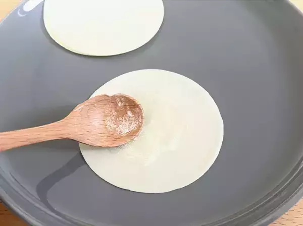 「トースターでOK！　余った餃子の皮で作る『お手軽おやつ』が優秀すぎる【簡単レシピ】」の画像