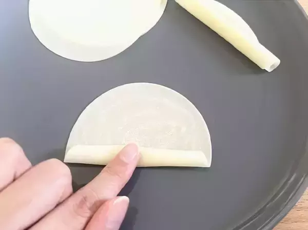 「トースターでOK！　余った餃子の皮で作る『お手軽おやつ』が優秀すぎる【簡単レシピ】」の画像