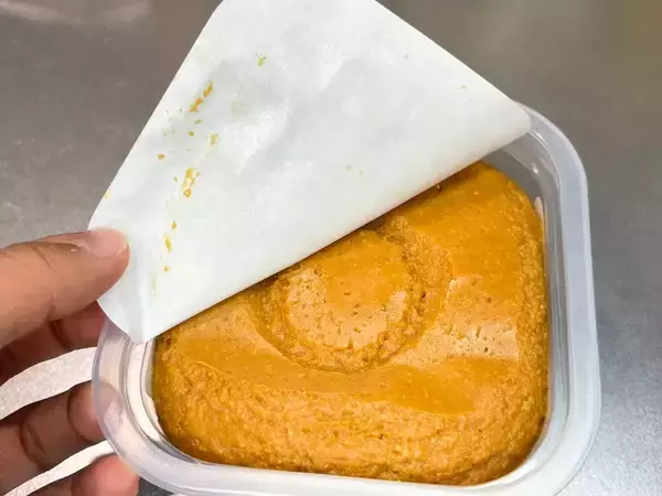 味噌の『白いシート』を剥がして？　試した保存法に「ラクちん」「もっと早く知りたかった」