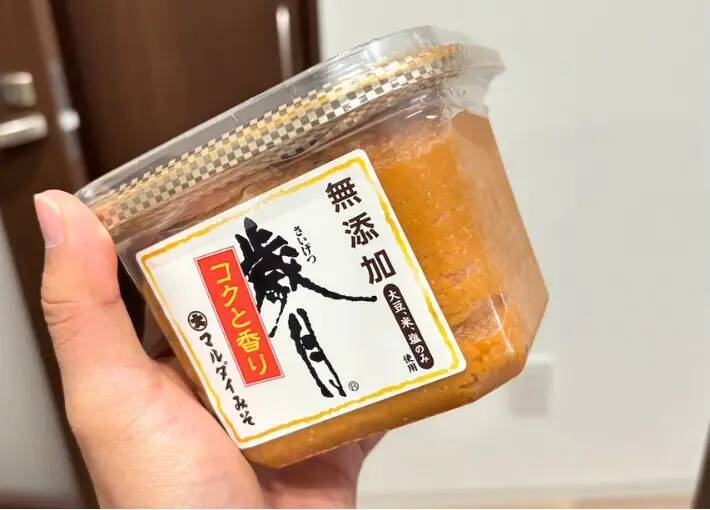味噌の『白いシート』を剥がして？　試した保存法に「ラクちん」「もっと早く知りたかった」