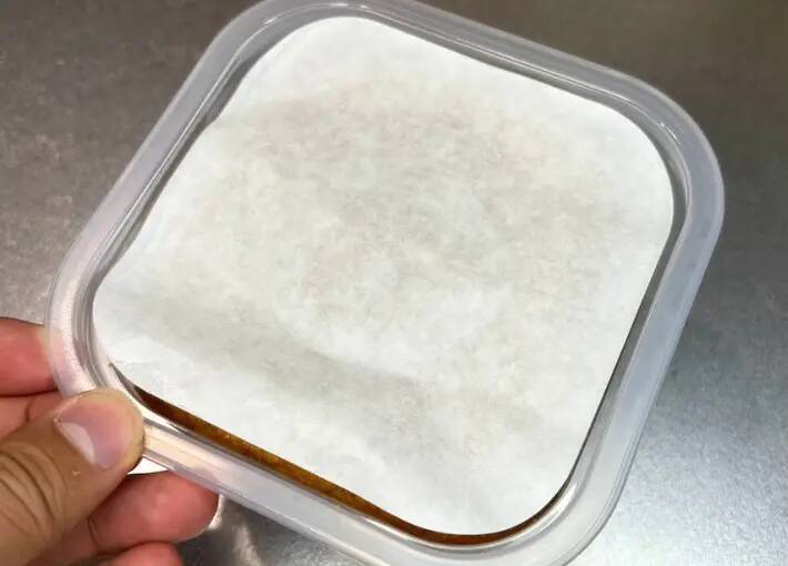 味噌の『白いシート』を剥がして？　試した保存法に「ラクちん」「もっと早く知りたかった」
