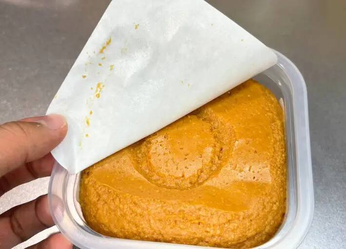 味噌の『白いシート』を剥がして？　試した保存法に「ラクちん」「もっと早く知りたかった」