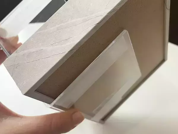 「100均で買った『コの字型スタンド』　思わぬ活用法に「その手があったか」【簡単DIY】」の画像