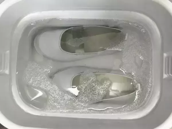 衣類と上履き、一緒に洗うとやっぱり汚い？　洗濯のプロが回答