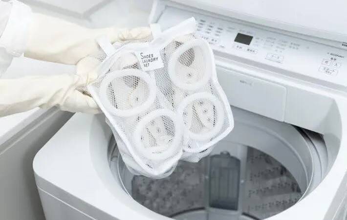 衣類と上履き、一緒に洗うとやっぱり汚い？　洗濯のプロが回答