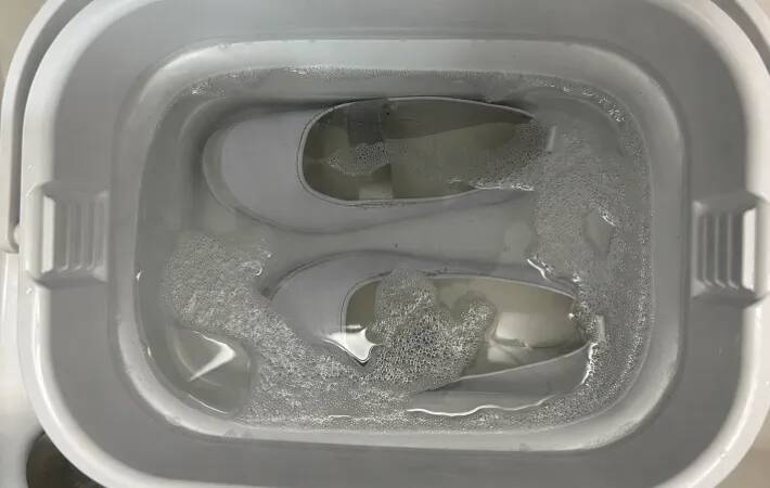 衣類と上履き、一緒に洗うとやっぱり汚い？　洗濯のプロが回答