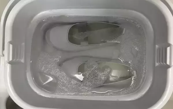 「衣類と上履き、一緒に洗うとやっぱり汚い？　洗濯のプロが回答」の画像