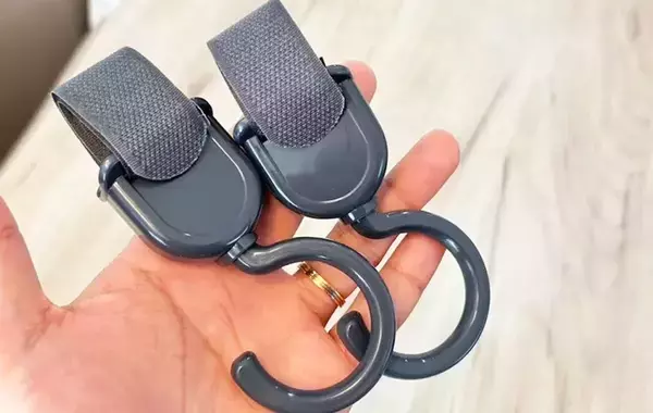 「「整理整頓が捗る！」　ダイソーの“万能フック”を『じゃない方法』で使ってみると？」の画像