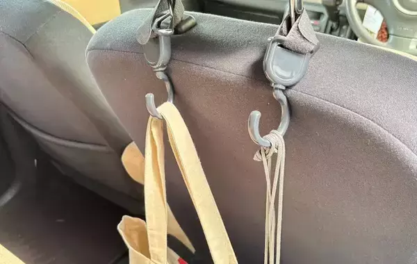 「「整理整頓が捗る！」　ダイソーの“万能フック”を『じゃない方法』で使ってみると？」の画像