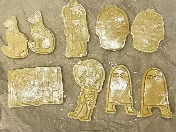 「セリアで『古代エジプト文明』を発見？　ユニークなデザインに「不思議な気持ち」「目が合う…」」の画像