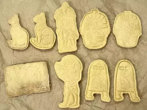 「セリアで『古代エジプト文明』を発見？　ユニークなデザインに「不思議な気持ち」「目が合う…」」の画像