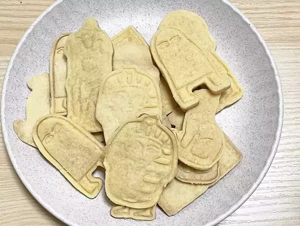 「セリアで『古代エジプト文明』を発見？　ユニークなデザインに「不思議な気持ち」「目が合う…」」の画像