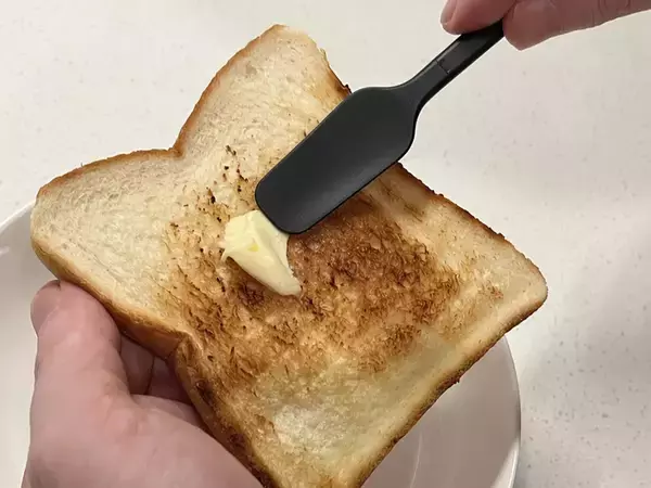 「バターが冷たすぎて塗れない…」　トーストをボロボロにしないための意外なコツ